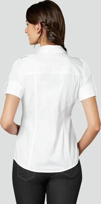 JOBELINE LUSINI Solutions GmbH Women's blouse Kate half sleeve Damenbluse Kate Halbarm Women's blouse Kate half sleeve; Size 34; white Damenbluse Kate Halbarm; Kleidergröße 34; weiß 98 % cotton, 2 % spandex. 40 °C wash. Sporty, short-sleeved women's blouse with button placket and V-neck, classic collar, and a wide turned-up cuff with bar and button. With extra long back length and rounded hem. Waisted cut. Back length: 64 cm for size 36. 98 % Baumwolle, 2 % Elasthan. 40°-Wäsche. Sportive, kurzärmlige Damenbluse mit Knopfleiste und V-Ausschnitt, klassischem Kragen, sowie einem breiten aufgeschlagenem Ärmelbündchen mit Riegel und Knopf. Mit extra langer Rückenlänge und abgerundetem Saum. Tailliert geschnitten. Rückenlänge: 64 cm bei Gr. 36