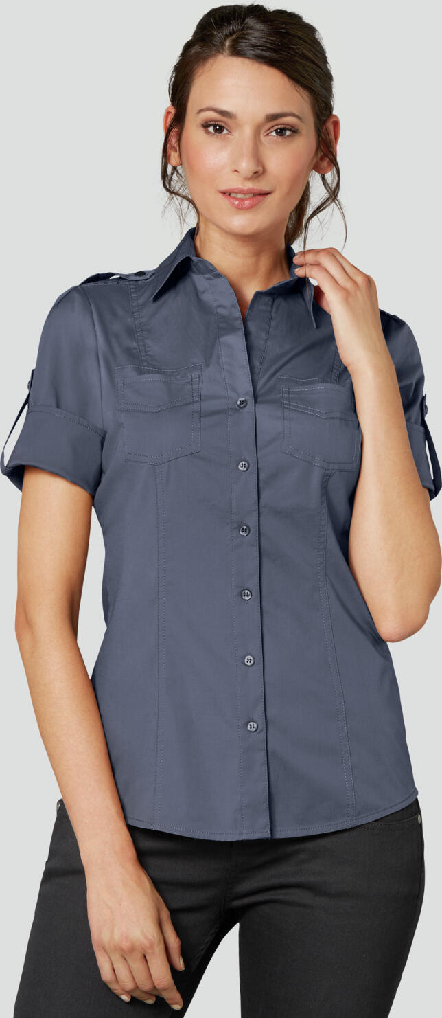 JOBELINE LUSINI Solutions GmbH Women's blouse Kate half sleeve Damenbluse Kate Halbarm Women's blouse Kate half sleeve; Size 42; graphite Damenbluse Kate Halbarm; Kleidergröße 42; graphit 98 % cotton, 2 % spandex. 40 °C wash. Sporty, short-sleeved women's blouse with button placket and V-neck, classic collar, and a wide turned-up cuff with bar and button. With extra long back length and rounded hem. Waisted cut. Back length: 64 cm for size 36. 98 % Baumwolle, 2 % Elasthan. 40°-Wäsche. Sportive, kurzärmlige Damenbluse mit Knopfleiste und V-Ausschnitt, klassischem Kragen, sowie einem breiten aufgeschlagenem Ärmelbündchen mit Riegel und Knopf. Mit extra langer Rückenlänge und abgerundetem Saum. Tailliert geschnitten. Rückenlänge: 64 cm bei Gr. 36