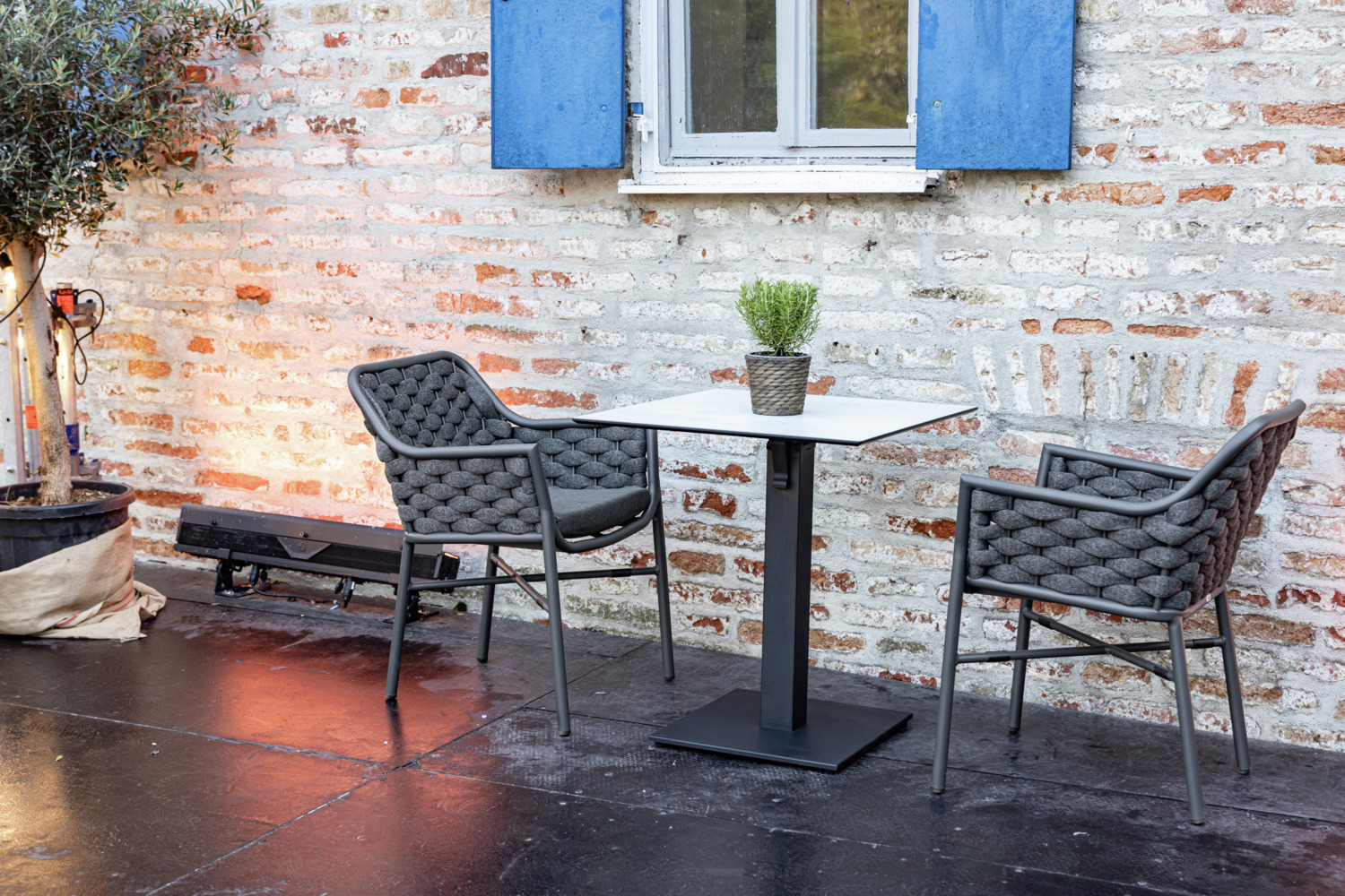 Set de 2 scaune de exterior VEGA Arto, impletitura din sfoara, cadru aluminiu vopsit electrostatic, stivuibile, rezistente UV, 58x62x80 cm, Antracit