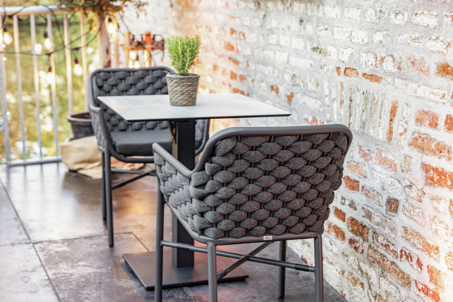 Set de 2 scaune de exterior VEGA Arto, impletitura din sfoara, cadru aluminiu vopsit electrostatic, stivuibile, rezistente UV, 58x62x80 cm, Antracit