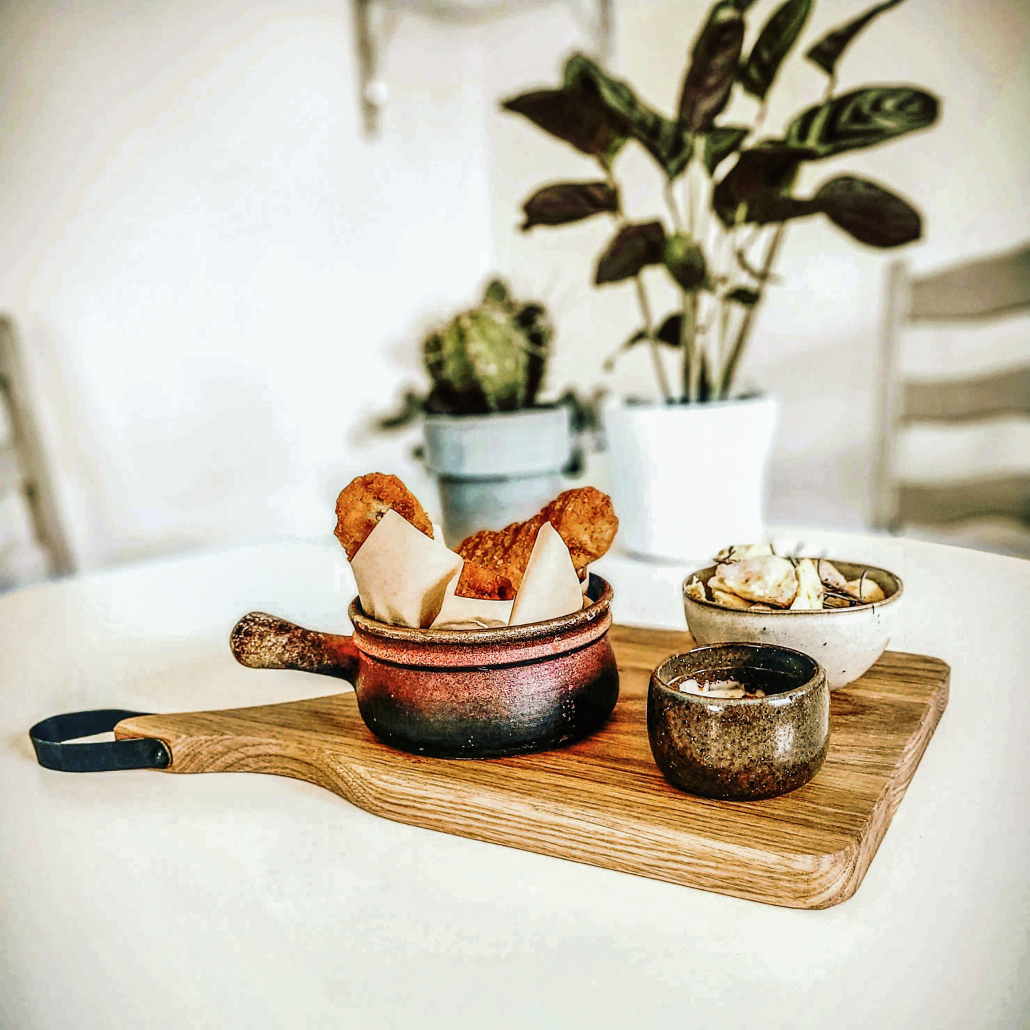 VEGA Orco Serving Board, Oiled Oak Wood, Rectangular, 24 x 25 x 2 cm, with Imitation Leather Hanging Loop, Food Safe