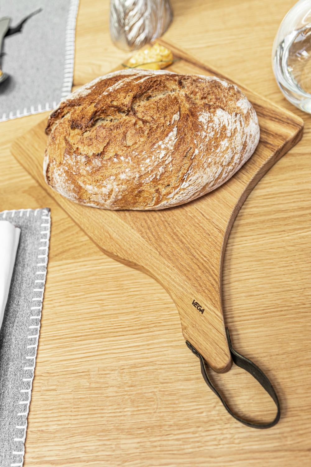 VEGA Orco Serving Board, Oiled Oak Wood, Rectangular, 24 x 25 x 2 cm, with Imitation Leather Hanging Loop, Food Safe