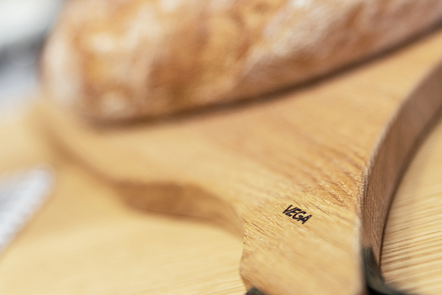 VEGA Orco Serving Board, Oiled Oak Wood, Rectangular, 24 x 25 x 2 cm, with Imitation Leather Hanging Loop, Food Safe