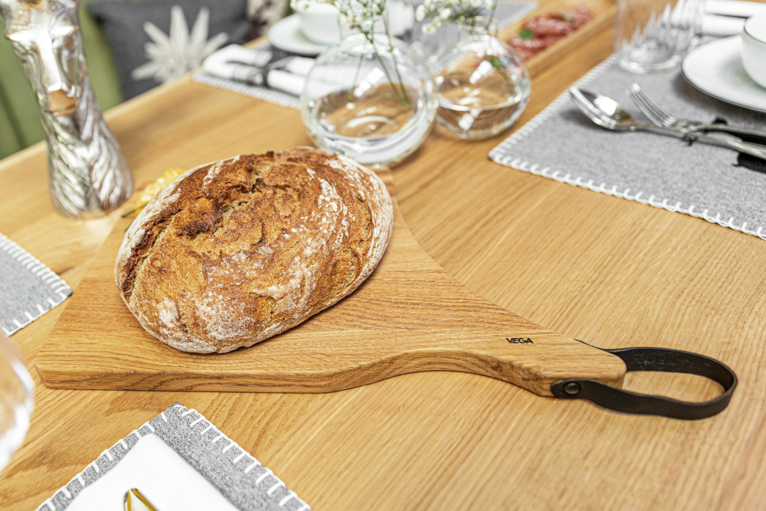 VEGA Orco Serving Board, Oiled Oak Wood, Rectangular, 24 x 25 x 2 cm, with Imitation Leather Hanging Loop, Food Safe