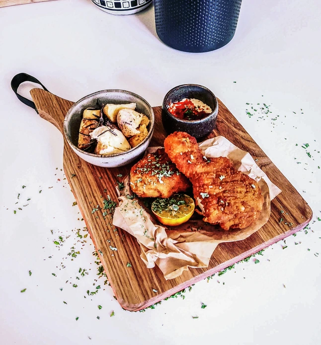 VEGA Orco Serving Board, Oiled Oak Wood, Rectangular, 24 x 25 x 2 cm, with Imitation Leather Hanging Loop, Food Safe