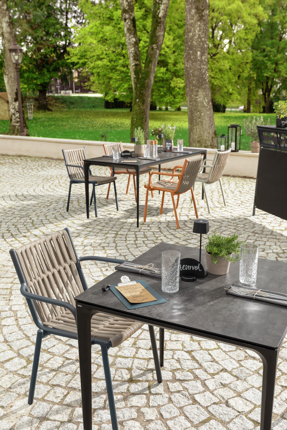 Set de 2 scaune de exterior catering VEGA Lumaro, cadru din aluminiu vopsit electrostatic, rachita din sfoara cu uscare rapida, stivuibile, 45x47x81 cm