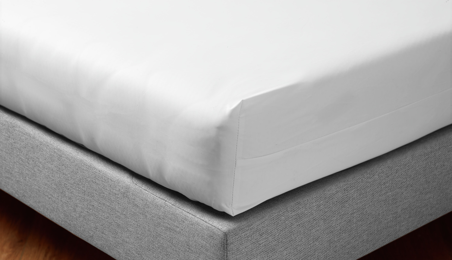 ERWIN M. LUSINI Solutions GmbH Mattress protector Pura 40 cm Matratzenvollbezug Pura 40cm Mattress protector Pura 40 cm; 100x200 cm (WxL); white Matratzenvollbezug Pura 40cm; 100x200 cm (BxL); weiß (1) Top side 100% polyurethane. (2) Underside 100% polyester. Weight approx. 125 g/m². The mattress protector ensures hygienic conditions in your hotel beds. (1) No seepage of liquids. Mite, virus, pollutant, bed bug and bacteria proof. Suitable for allergy sufferers. Can be disinfected with commercially available disinfectants. (2) Breathable for a good sleeping climate. 2-sided zipper allows quick covering. Easy to clean and durable. For mattresses up to 40 cm height. Flame retardant according to BS 7175 Crib 5. (1) Oberseite 100 % Polyurethan. (2) Unterseite 100 % Polyester. Gewicht 125 g/m². Der Matratzenschutz sorgt für hygienische Bedingungen in Ihren Hotelbetten. (1) Kein Durchsickern von Flüssigkeiten. Milben-, viren-, schadstoff-, bettwanzen- und bakteriendicht. Für Allergiker geeignet. Desinfizierbar mit handelsüblichen Desinfektionsmitteln. (2) Atmungsaktiv für ein gutes Schlafklima. 2-seitiger Reißverschluss ermöglicht schnelles Beziehen. Pflegeleicht und strapazierfähig. Für Matratzen bis 40 cm Höhe. Flammhemmend nach BS 7175 Crib 5.