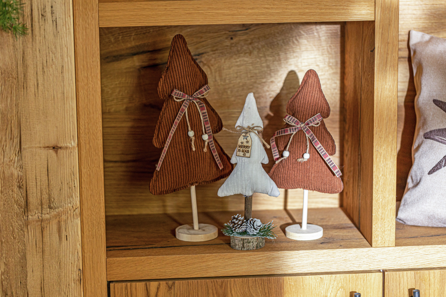 Pom Decorativ Vega Abetare, din Material Corduroy si Wood, 14 x 6.5 x 30.5 cm, cu Funda Plaid si Accente din Margaritare Albe