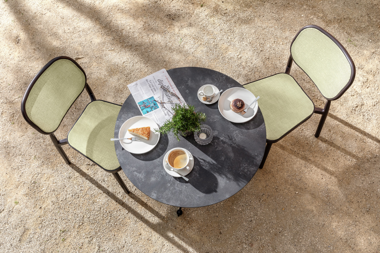 Scaune de exterior stivuibile VEGA Candia, cadru din aluminiu vopsit electrostatic, polirattan, 43x57x82 cm, maro inchis si bej, set de 2 piese