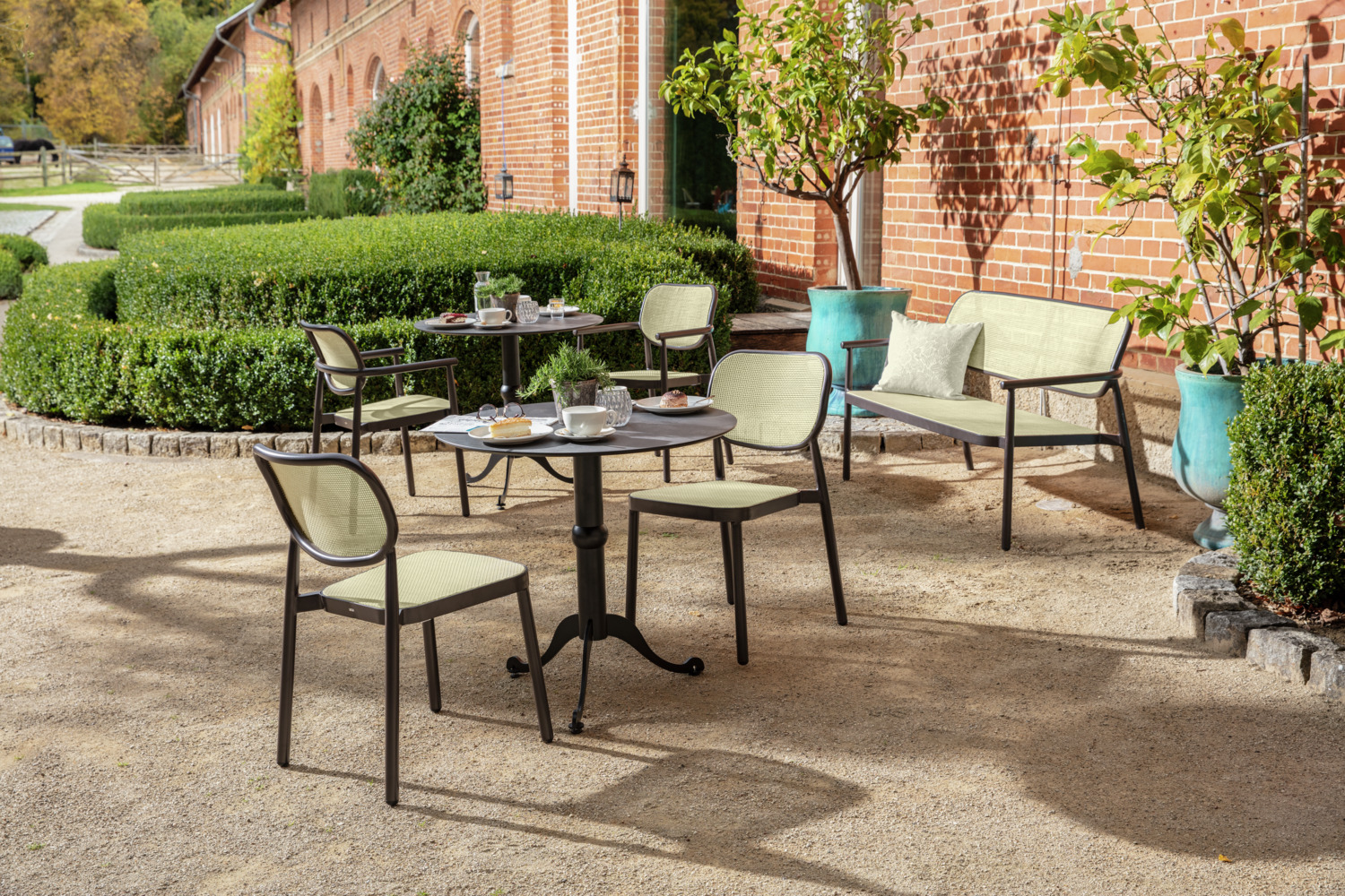 Scaune de exterior stivuibile VEGA Candia, cadru din aluminiu vopsit electrostatic, polirattan, 43x57x82 cm, maro inchis si bej, set de 2 piese