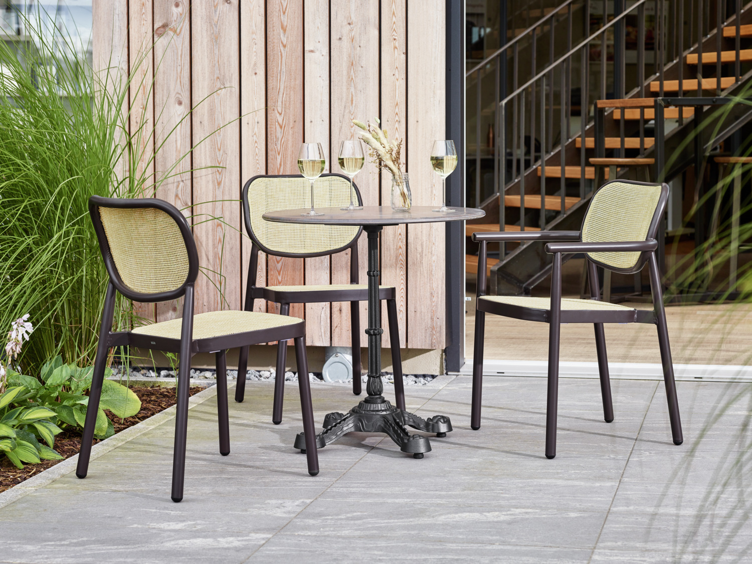 Scaune de exterior stivuibile VEGA Candia, cadru din aluminiu vopsit electrostatic, polirattan, 43x57x82 cm, maro inchis si bej, set de 2 piese