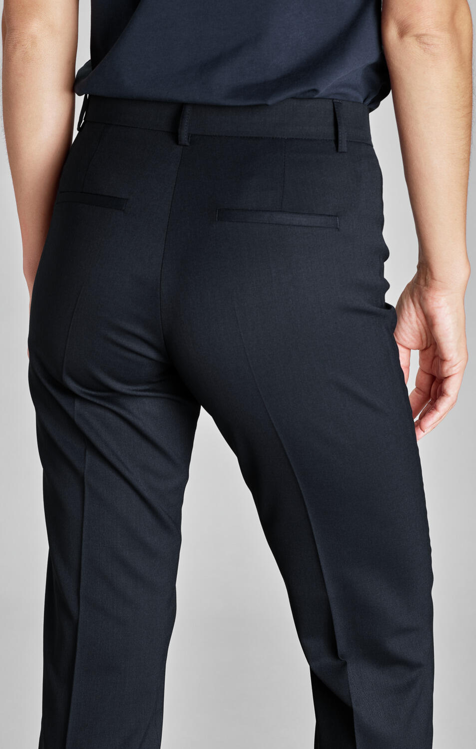 JOBELINE LUSINI Solutions GmbH Women's trousers Lauren 7/8 Damenhose Lauren 7/8 Länge Women's trousers Lauren 7/8; Size 40; navy Damenhose Lauren 7/8 Länge; Kleidergröße 40; navy Modern 7/8 cropped trousers for women. With medium waist and hook closure at the front. Two piped pockets on the buttocks. Straight cut leg in trendy midi length. Particularly crease-resistant and easy-iron material. Easy to care for and easily washable at 30 °C on the gentle cycle. 38 % polyester, 30 % wool, 30 % viscose, 2 % spandex. 30 °C gentle wash. Inside leg length: 62 cm for size 36. 50 % Polyester, 29 % Wolle, 19 % Viskose, 2 % Elasthan. 30°-Schonwäsche. Moderne 7/8 Cropped-Hose für Damen. Besonders pflegeleichtes und knitterarmes Material. Mit zwei Paspeltaschen am Gesäß und Hakenverschluss am Bund im Vorderteil. Gerade geschnittenes Bein in trendiger Midilänge mit mittlerer Leibhöhe. Innenbeinlänge: 62 cm in Gr 36