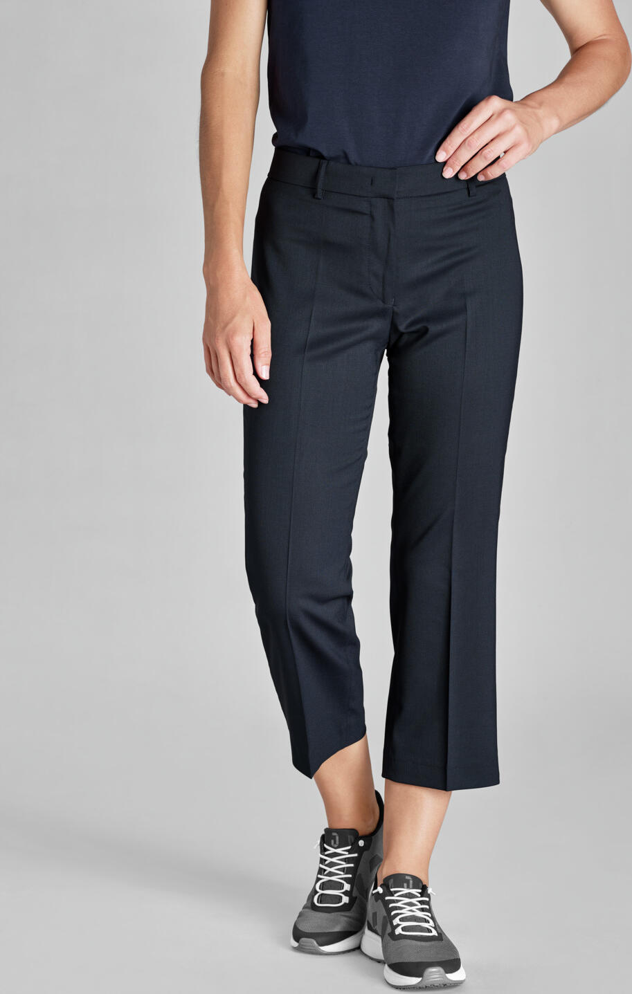 JOBELINE LUSINI Solutions GmbH Women's trousers Lauren 7/8 Damenhose Lauren 7/8 Länge Women's trousers Lauren 7/8; Size 40; navy Damenhose Lauren 7/8 Länge; Kleidergröße 40; navy Modern 7/8 cropped trousers for women. With medium waist and hook closure at the front. Two piped pockets on the buttocks. Straight cut leg in trendy midi length. Particularly crease-resistant and easy-iron material. Easy to care for and easily washable at 30 °C on the gentle cycle. 38 % polyester, 30 % wool, 30 % viscose, 2 % spandex. 30 °C gentle wash. Inside leg length: 62 cm for size 36. 50 % Polyester, 29 % Wolle, 19 % Viskose, 2 % Elasthan. 30°-Schonwäsche. Moderne 7/8 Cropped-Hose für Damen. Besonders pflegeleichtes und knitterarmes Material. Mit zwei Paspeltaschen am Gesäß und Hakenverschluss am Bund im Vorderteil. Gerade geschnittenes Bein in trendiger Midilänge mit mittlerer Leibhöhe. Innenbeinlänge: 62 cm in Gr 36