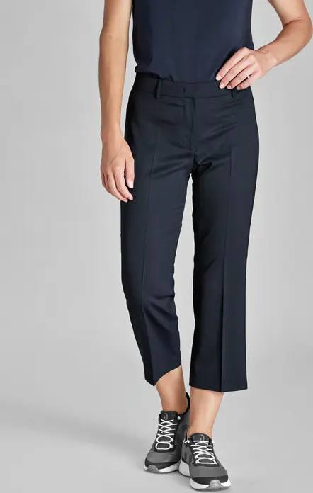 JOBELINE LUSINI Solutions GmbH Women's trousers Lauren 7/8 Damenhose Lauren 7/8 Länge Women's trousers Lauren 7/8; Size 40; navy Damenhose Lauren 7/8 Länge; Kleidergröße 40; navy Modern 7/8 cropped trousers for women. With medium waist and hook closure at the front. Two piped pockets on the buttocks. Straight cut leg in trendy midi length. Particularly crease-resistant and easy-iron material. Easy to care for and easily washable at 30 °C on the gentle cycle. 38 % polyester, 30 % wool, 30 % viscose, 2 % spandex. 30 °C gentle wash. Inside leg length: 62 cm for size 36. 50 % Polyester, 29 % Wolle, 19 % Viskose, 2 % Elasthan. 30°-Schonwäsche. Moderne 7/8 Cropped-Hose für Damen. Besonders pflegeleichtes und knitterarmes Material. Mit zwei Paspeltaschen am Gesäß und Hakenverschluss am Bund im Vorderteil. Gerade geschnittenes Bein in trendiger Midilänge mit mittlerer Leibhöhe. Innenbeinlänge: 62 cm in Gr 36