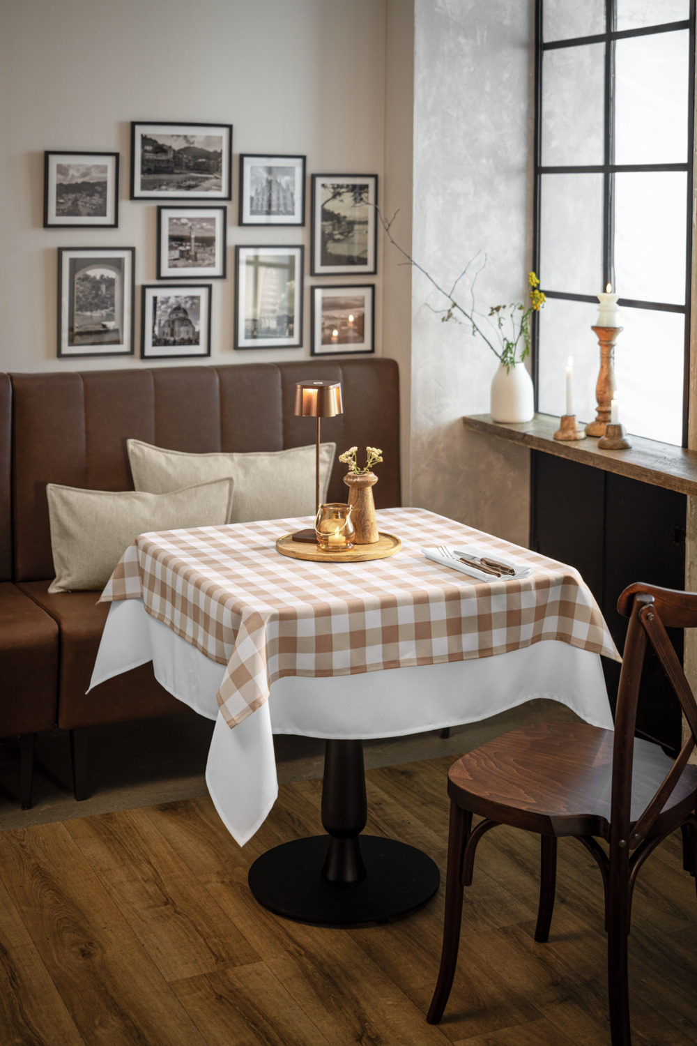 ERWIN M. LUSINI Solutions GmbH Tablecloth Countryline Tischdecke Countryline Tablecloth Countryline; 130x130 cm (WxL); beige; square Tischdecke Countryline; 130x130 cm (BxL); beige; quadratisch 100% polyester. Weight approx. 210 g/m². Rustic tablecloth with check pattern. High lightfastness. Suitable for indoor and protected outdoor use. Particularly easy to clean, durable, quick drying and easy to iron. Personalization possible. 100 % Polyester. Gewicht ca. 210 g/m². Rustikale Tischdecke mit Karo-Muster. Hohe Lichtechtheit. Für den Innen- und geschützten Außenbereich geeignet. Besonders pflegeleicht, strapazierfähig, schnelltrocknend und bügelleicht. Personalisierung möglich.