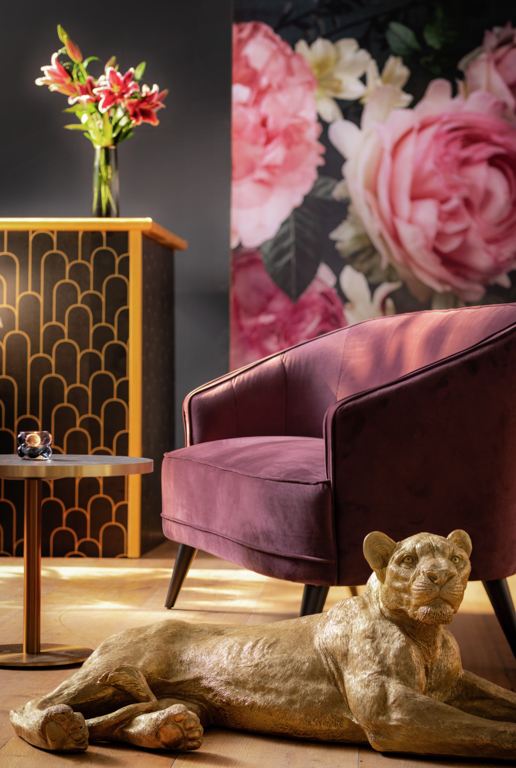 VEGA Garbo 2-Seater Sofa, Violet Velvet Polyester Cover, Black Lacquered Beech Wood Legs, 150x75x84 cm, Elegant Quilting, Indoor Use