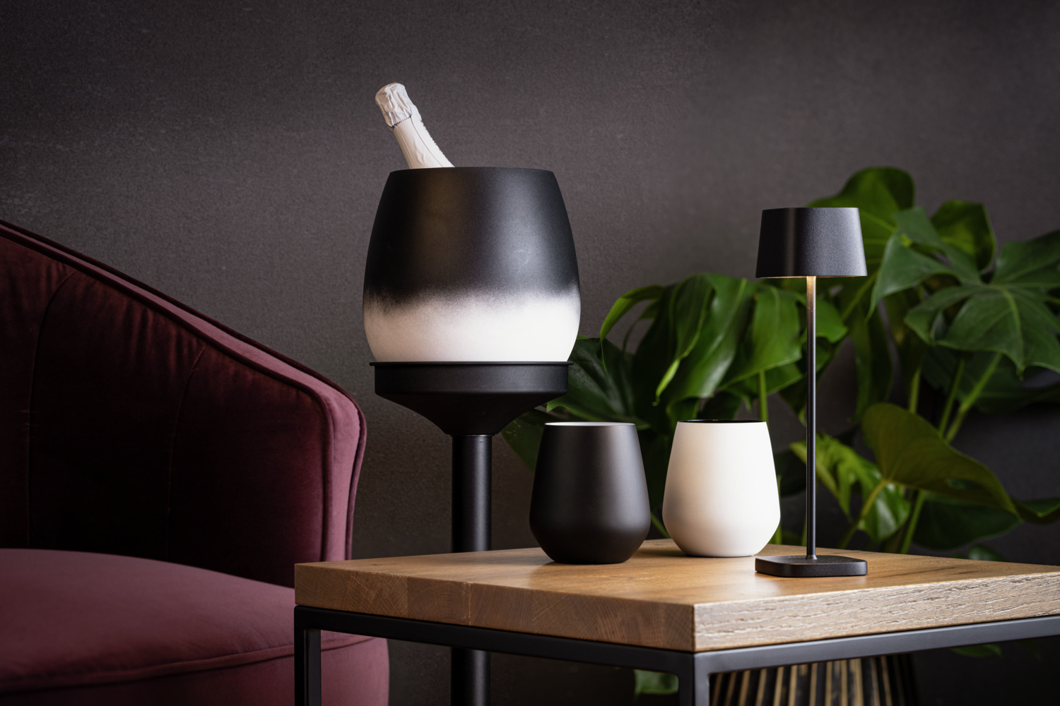Lampa de masa Konstsmide Capri Mini-LED, Neagra, Rezistenta la intemperii IP54, Lumina calda dimabila, Reincarcabila USB-C, Interior si Exterior, 6.7x20 cm