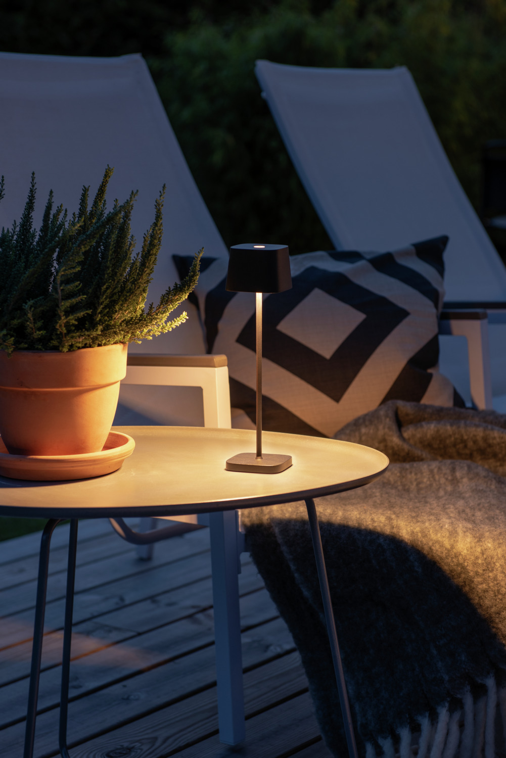 Lampa de masa Konstsmide Capri Mini-LED, Neagra, Rezistenta la intemperii IP54, Lumina calda dimabila, Reincarcabila USB-C, Interior si Exterior, 6.7x20 cm