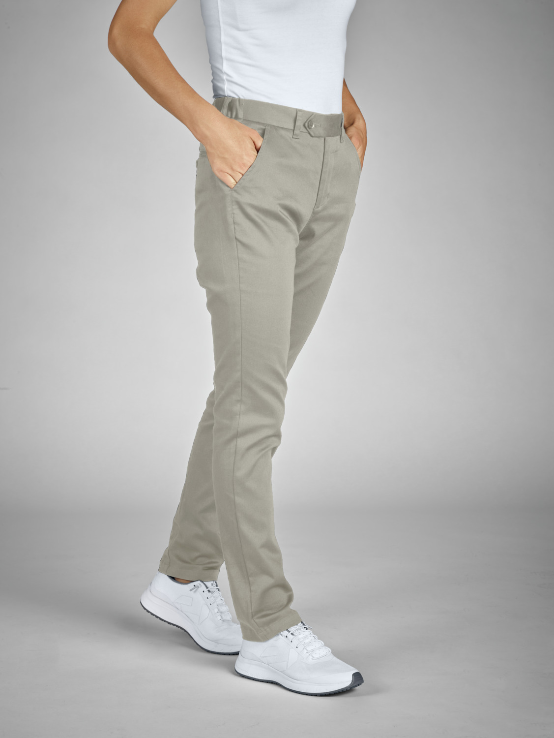 JOBELINE LUSINI Solutions GmbH Women's chino Eddie Damen Chino Eddie Women's chino Eddie; Size 40; stone-grey Damen Chino Eddie; Kleidergröße 40; steingrau 69% cotton, 28% polyester, 3% spandex. 60°C wash. Classic service trousers for women made from a breathable and comfortable fabric. With a comfortable stretch waistband at the back, two buttoned back pockets and two slit pockets at the sides. The waistband has belt loops. Comfortable rise with tapered leg. Inside leg length: 80 cm for size 36. 69 % Baumwolle, 28 % Polyester, 3 % Elasthan. 60°-Wäsche. Bequeme Chino für Damen aus einem atmungsaktiven und funktionalen Gewebe. Mit komfortablem Dehnbund im Rückenteil, zwei geknöpften Gesäßtaschen und seitlich mit zwei Einschubtaschen. Der Bund hat Gürtelschlaufen. Hose mit mittlerer Leibhöhe und schmal zulaufendem Bein. Innenbeinlänge: 80 cm in Gr. 36