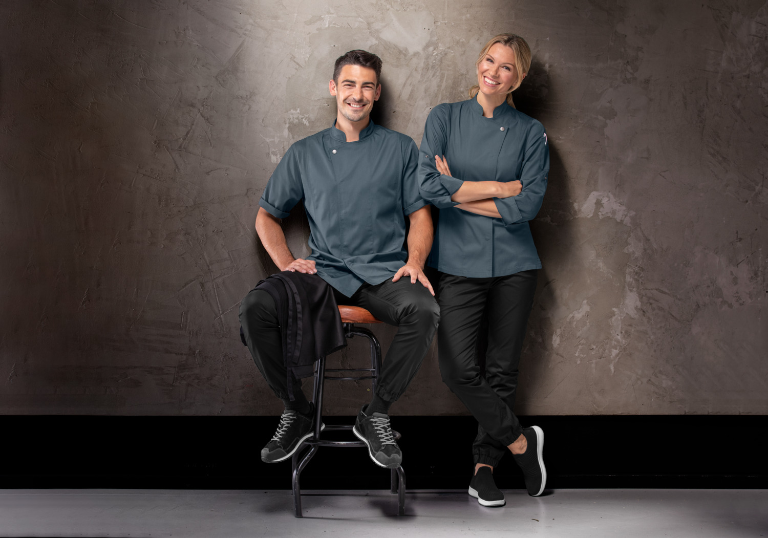 JOBELINE Carter Men's Chef's Jacket, Long-Sleeved, 65% Polyester 35% Cotton, 150 g/m², Greyish Blue, Stand-up Collar, Roll-up Sleeves, Mesh Inserts
