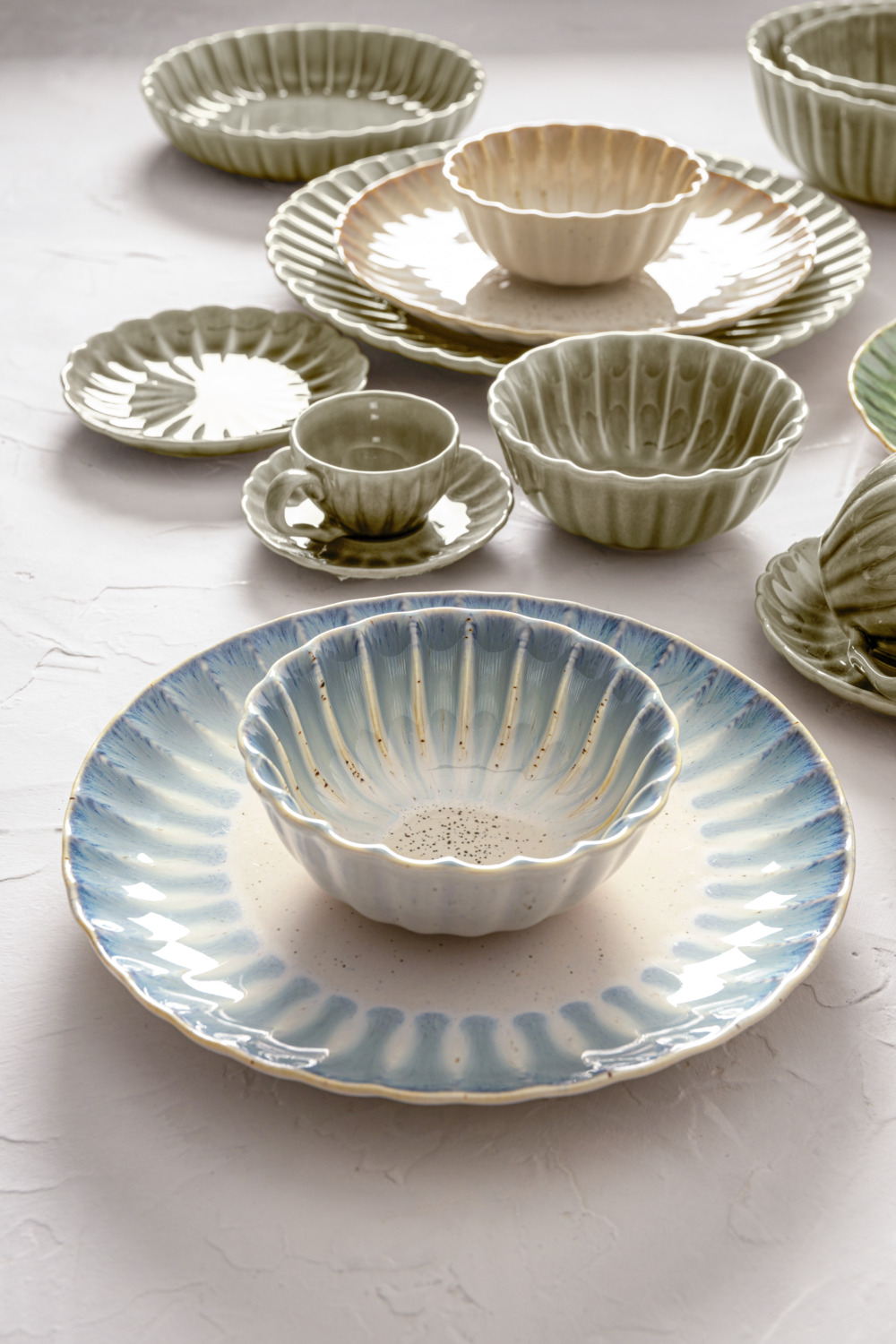 VEGA Flora Flat Plate Set of 4, Durable Grey Porcelain, 26.6 cm Diameter, Floral Relief Design for Professional Catering and Fine Dining
