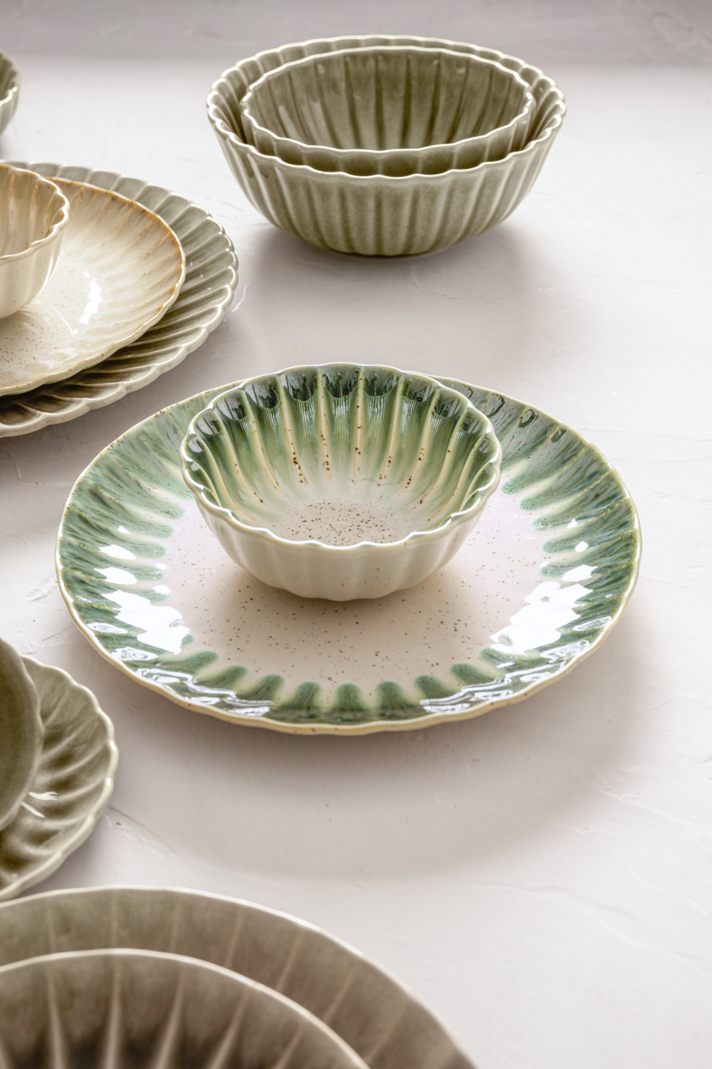 Farfurie Rasa VEGA Flora, Porcelana Durabila, Diametru 26.6 cm, Verde/Bej, Design cu Relief Floral, Set de 4 Piese pentru Catering Profesional