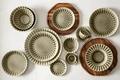 Set de 4 farfurii plate VEGA Flora, porțelan durabil gri, diametru 33.8 cm, design cu relief floral pentru catering profesional și restaurante