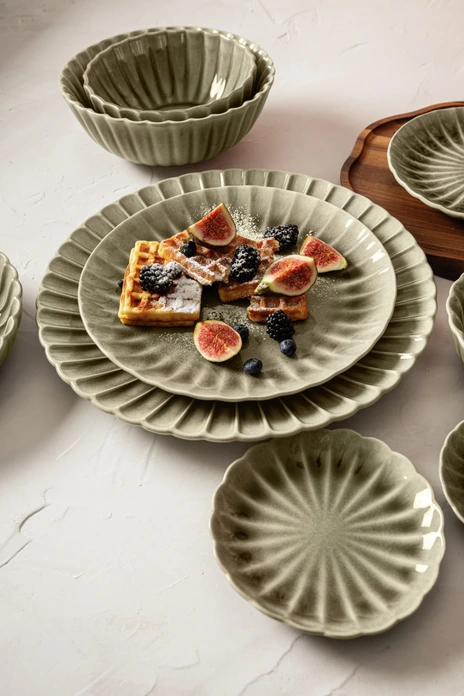 Set de 4 farfurii plate VEGA Flora, porțelan durabil gri, diametru 33.8 cm, design cu relief floral pentru catering profesional și restaurante