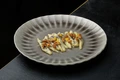 Set de 4 farfurii plate VEGA Flora, porțelan durabil gri, diametru 33.8 cm, design cu relief floral pentru catering profesional și restaurante