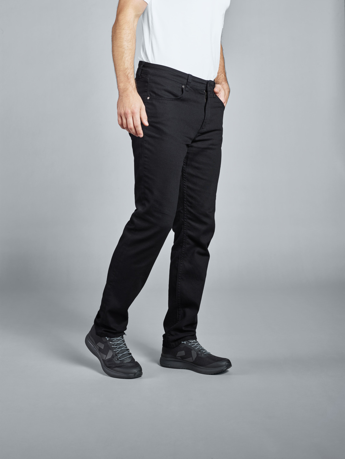 JOBELINE LUSINI Solutions GmbH Men's jeans Dover Herrenjeans Dover Men's jeans Dover; Size 44; black Herrenjeans Dover; Kleidergröße 44; schwarz 97 % cotton, 3 % spandex. 40 °C wash. Classic, robust men's jeans made of genuine denim with stretch. Back part with yoke and two patch back pockets. Front part with two round pockets and zipper. At the waistband are sturdy belt loops, the pocket openings are secured with rivets. The easy-care jeans with straight leg and comfortable body height offers maximum wearing comfort. Inside leg length: 82.5 cm for size 50. 97 % Baumwolle, 3 % Elasthan. 40°-Wäsche. Klassische, robuste Herrenjeanshose aus echtem Denim mit Stretchanteil. Rückenteil mit Passe und zwei aufgesetzten Gesäßtaschen.Vorderteil mit zwei runden Eingriffstaschen und Reißverschluss. Am Bund befinden sich stabile Gürtelschlaufen, die Tascheneingriffe sind mit Nieten gesichert. Die pflegeleichte Jeans mit geradem Bein und bequemer Leibhöhe bietet höchsten Tragekomfort. Innenbeinlänge: 82,5 cm in Gr 50.