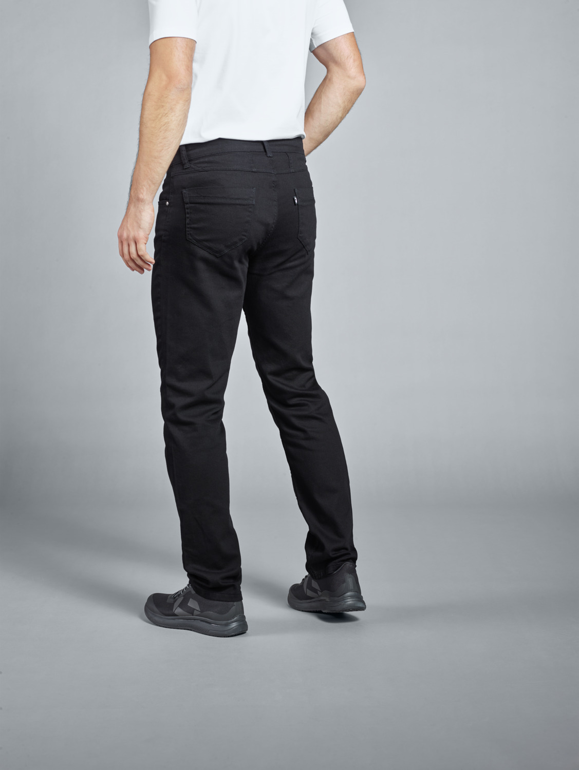 JOBELINE LUSINI Solutions GmbH Men's jeans Dover Herrenjeans Dover Men's jeans Dover; Size 44; black Herrenjeans Dover; Kleidergröße 44; schwarz 97 % cotton, 3 % spandex. 40 °C wash. Classic, robust men's jeans made of genuine denim with stretch. Back part with yoke and two patch back pockets. Front part with two round pockets and zipper. At the waistband are sturdy belt loops, the pocket openings are secured with rivets. The easy-care jeans with straight leg and comfortable body height offers maximum wearing comfort. Inside leg length: 82.5 cm for size 50. 97 % Baumwolle, 3 % Elasthan. 40°-Wäsche. Klassische, robuste Herrenjeanshose aus echtem Denim mit Stretchanteil. Rückenteil mit Passe und zwei aufgesetzten Gesäßtaschen.Vorderteil mit zwei runden Eingriffstaschen und Reißverschluss. Am Bund befinden sich stabile Gürtelschlaufen, die Tascheneingriffe sind mit Nieten gesichert. Die pflegeleichte Jeans mit geradem Bein und bequemer Leibhöhe bietet höchsten Tragekomfort. Innenbeinlänge: 82,5 cm in Gr 50.