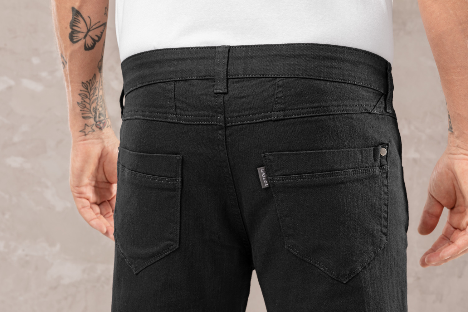 JOBELINE LUSINI Solutions GmbH Men's jeans Dover Herrenjeans Dover Men's jeans Dover; Size 44; black Herrenjeans Dover; Kleidergröße 44; schwarz 97 % cotton, 3 % spandex. 40 °C wash. Classic, robust men's jeans made of genuine denim with stretch. Back part with yoke and two patch back pockets. Front part with two round pockets and zipper. At the waistband are sturdy belt loops, the pocket openings are secured with rivets. The easy-care jeans with straight leg and comfortable body height offers maximum wearing comfort. Inside leg length: 82.5 cm for size 50. 97 % Baumwolle, 3 % Elasthan. 40°-Wäsche. Klassische, robuste Herrenjeanshose aus echtem Denim mit Stretchanteil. Rückenteil mit Passe und zwei aufgesetzten Gesäßtaschen.Vorderteil mit zwei runden Eingriffstaschen und Reißverschluss. Am Bund befinden sich stabile Gürtelschlaufen, die Tascheneingriffe sind mit Nieten gesichert. Die pflegeleichte Jeans mit geradem Bein und bequemer Leibhöhe bietet höchsten Tragekomfort. Innenbeinlänge: 82,5 cm in Gr 50.