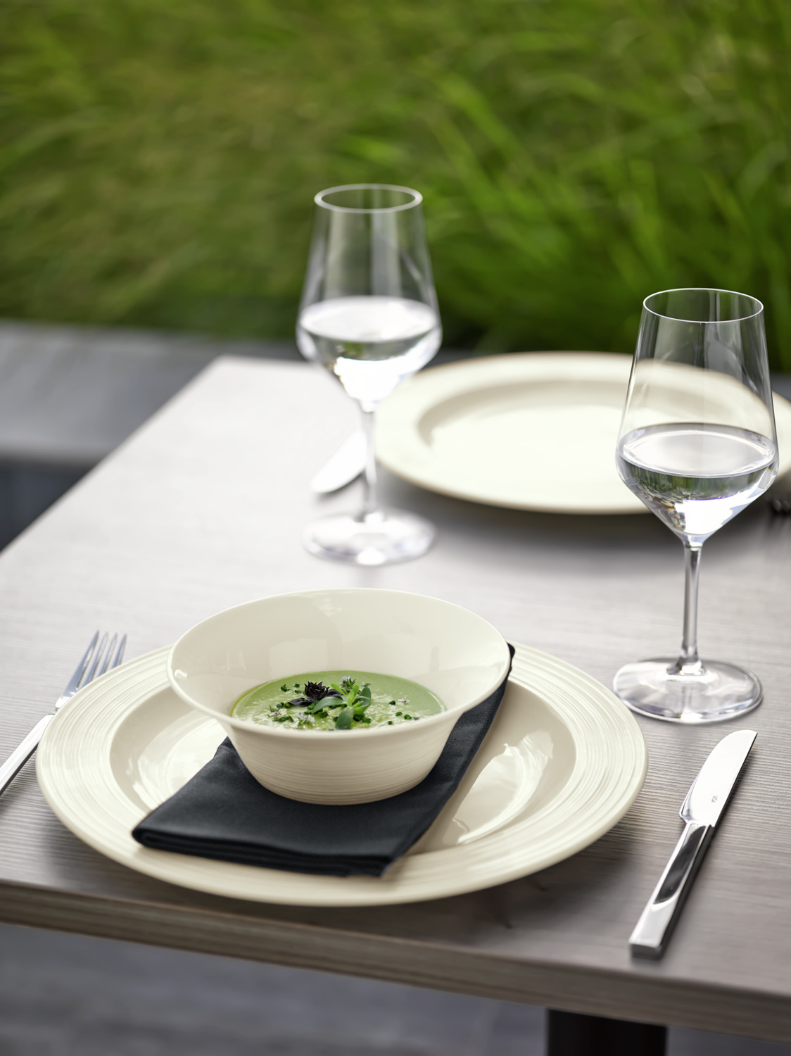 VEGA LUSINI Solutions GmbH Plate Skyline flat, with rim Teller Skyline flach, mit Fahne Plate Skyline flat, with rim; 31 cm (Ø); cream white; round; 4 piece / pack Teller Skyline flach, mit Fahne; 31 cm (Ø); cremeweiß; rund; 4 Stück / Pack Cream colored bone china plate with relief. Modern design. High resistance. Brilliant glaze. Dishwasher safe and microwaveable. Cremefarbener Teller aus Bone-China mit Relief. Modernes Design. Hohe Widerstandsfähigkeit. Brillante Glasur. Spülmaschinenfest und mikrowellengeeignet.