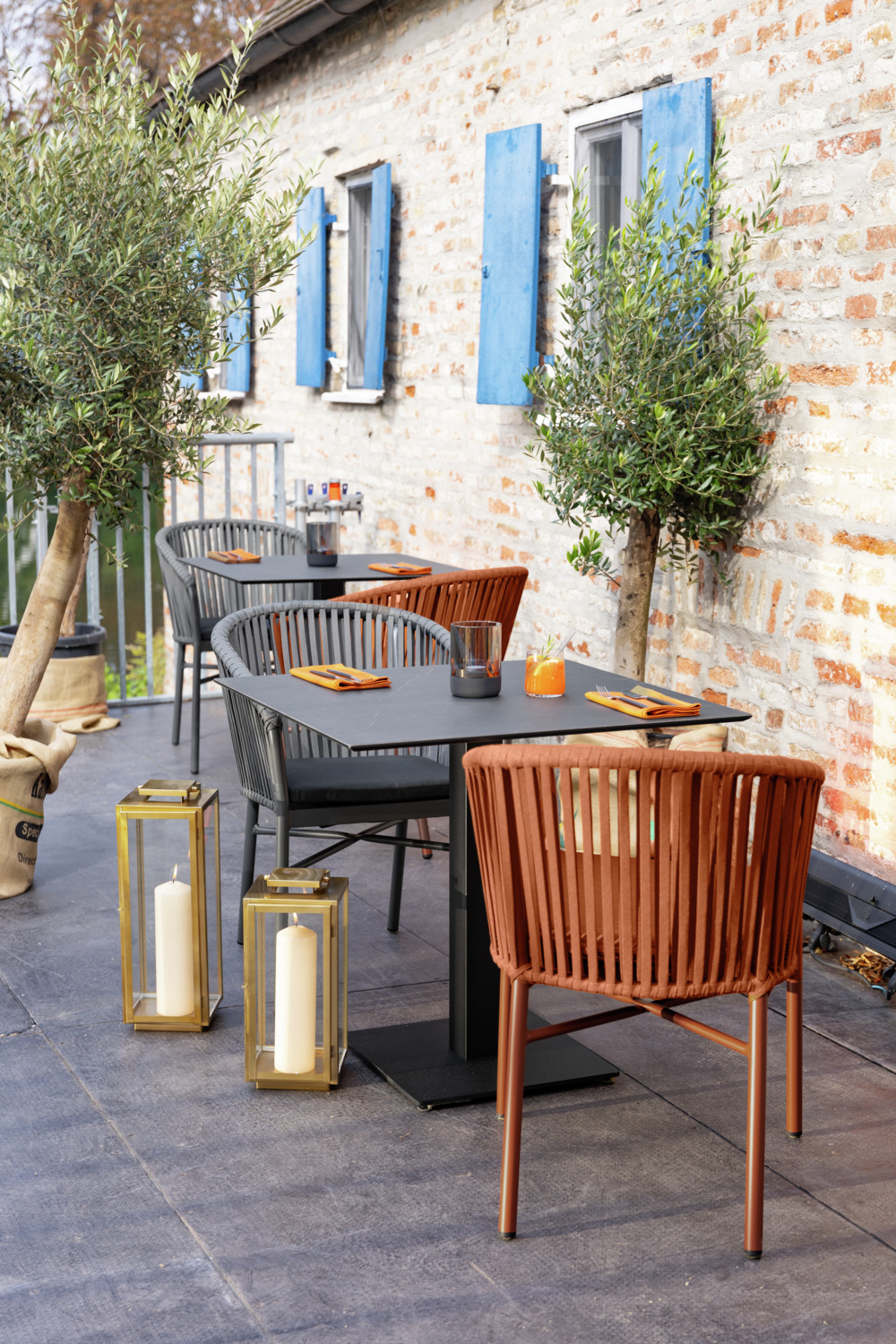 Set de 2 Scaune de Exterior VEGA Esperia, Cadru Aluminiu Vopsit în Praf cu Rattan din Sfoara de 15mm, Stivuibile și Rezistente la Intemperii, Russet