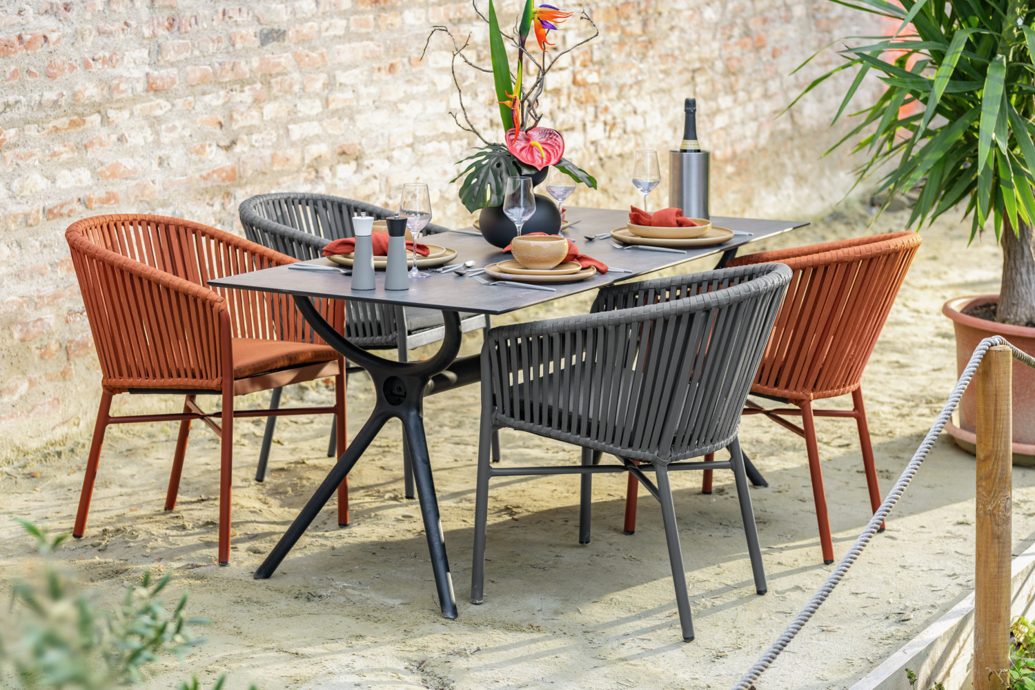 Set de 2 Scaune de Exterior VEGA Esperia, Cadru Aluminiu Vopsit în Praf cu Rattan din Sfoara de 15mm, Stivuibile și Rezistente la Intemperii, Russet