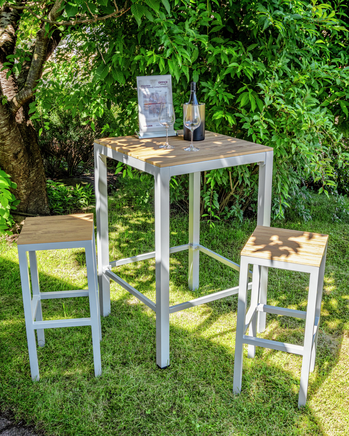 Set de 2 scaune bar exterioare PULSIVA Resistance, cadru din aluminiu vopsit electrostatic, lamele plastic efect teak, maro si gri, 35x35x75 cm
