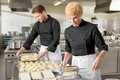 Jacketă Bucătar Bărbați PULSIVA Milan, 65% Poliester 35% Bumbac, Croială Dreaptă, Guler Cămașă, Mânecă Lungă, OEKO-TEX Standard 100, Negru