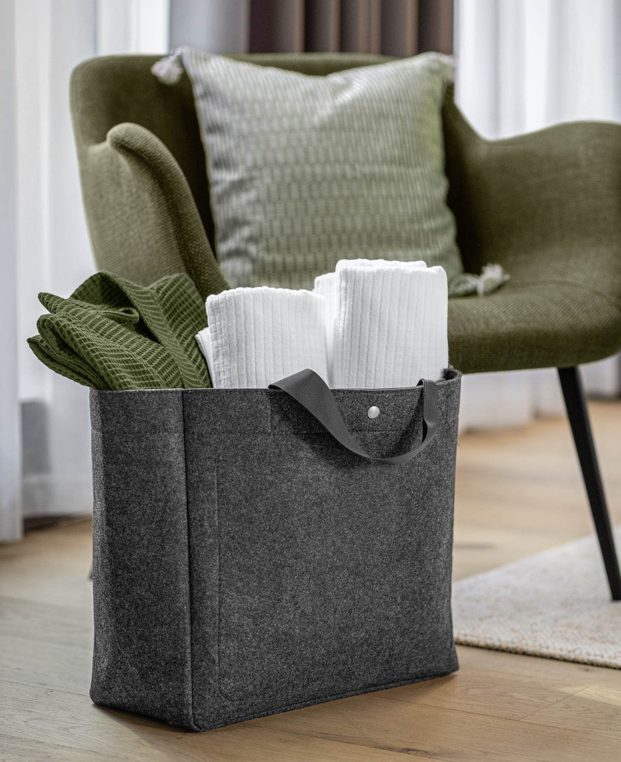 Geanta Wellness ERWIN M. LUSINI Aven, 42x38x19 cm, Gri Inchis, Felt din rPET 100% Reciclat, Certificata GRS si OEKO-TEX, Compartiment Mare cu Buzunar