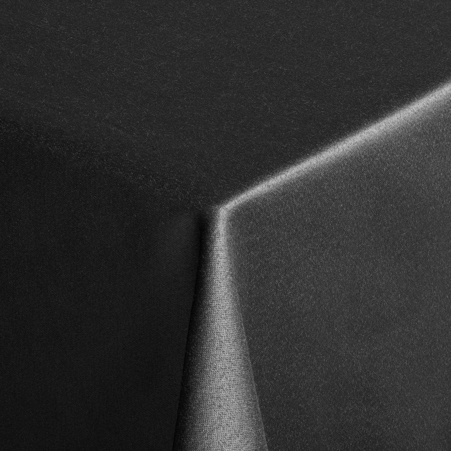 ERWIN M. LUSINI Solutions GmbH Tablecloth Parla Tischdecke Parla Tablecloth Parla; 130x170 cm (WxL); anthracite; rectangular Tischdecke Parla; 130x170 cm (BxL); anthrazit; rechteckig 50% cotton, 50% polyester. Weight approx. 230 g/m². Elegant table linen made of cotton-polyester blended fabric. Fine sheen due to silk look. Particularly easy to clean, easy to iron and durable. Personalization possible. 50 % Baumwolle, 50 % Polyester. Gewicht ca. 230 g/m². Elegante Tischwäsche aus Baumwoll-Polyester-Mischgewebe. Feiner Glanz durch Seidenoptik. Besonders pflegeleicht, bügelleicht und strapazierfähig. Personalisierung möglich.