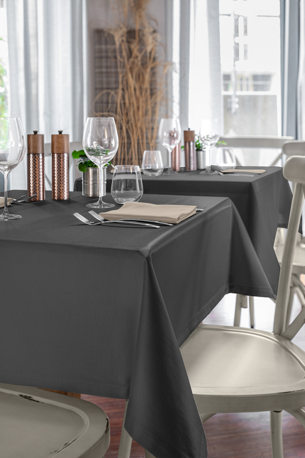 ERWIN M. LUSINI Solutions GmbH Tablecloth Parla Tischdecke Parla Tablecloth Parla; 130x170 cm (WxL); anthracite; rectangular Tischdecke Parla; 130x170 cm (BxL); anthrazit; rechteckig 50% cotton, 50% polyester. Weight approx. 230 g/m². Elegant table linen made of cotton-polyester blended fabric. Fine sheen due to silk look. Particularly easy to clean, easy to iron and durable. Personalization possible. 50 % Baumwolle, 50 % Polyester. Gewicht ca. 230 g/m². Elegante Tischwäsche aus Baumwoll-Polyester-Mischgewebe. Feiner Glanz durch Seidenoptik. Besonders pflegeleicht, bügelleicht und strapazierfähig. Personalisierung möglich.