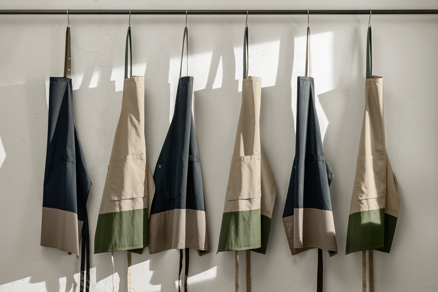 Sartie cu bavetă JOBELINE Bicolor 88x80 cm, 65% Poliester 35% Bumbac 200g/m2, Breteau Ajustabil, Buzunar Mare, OEKO-TEX Standard 100, 23.HDE.44540