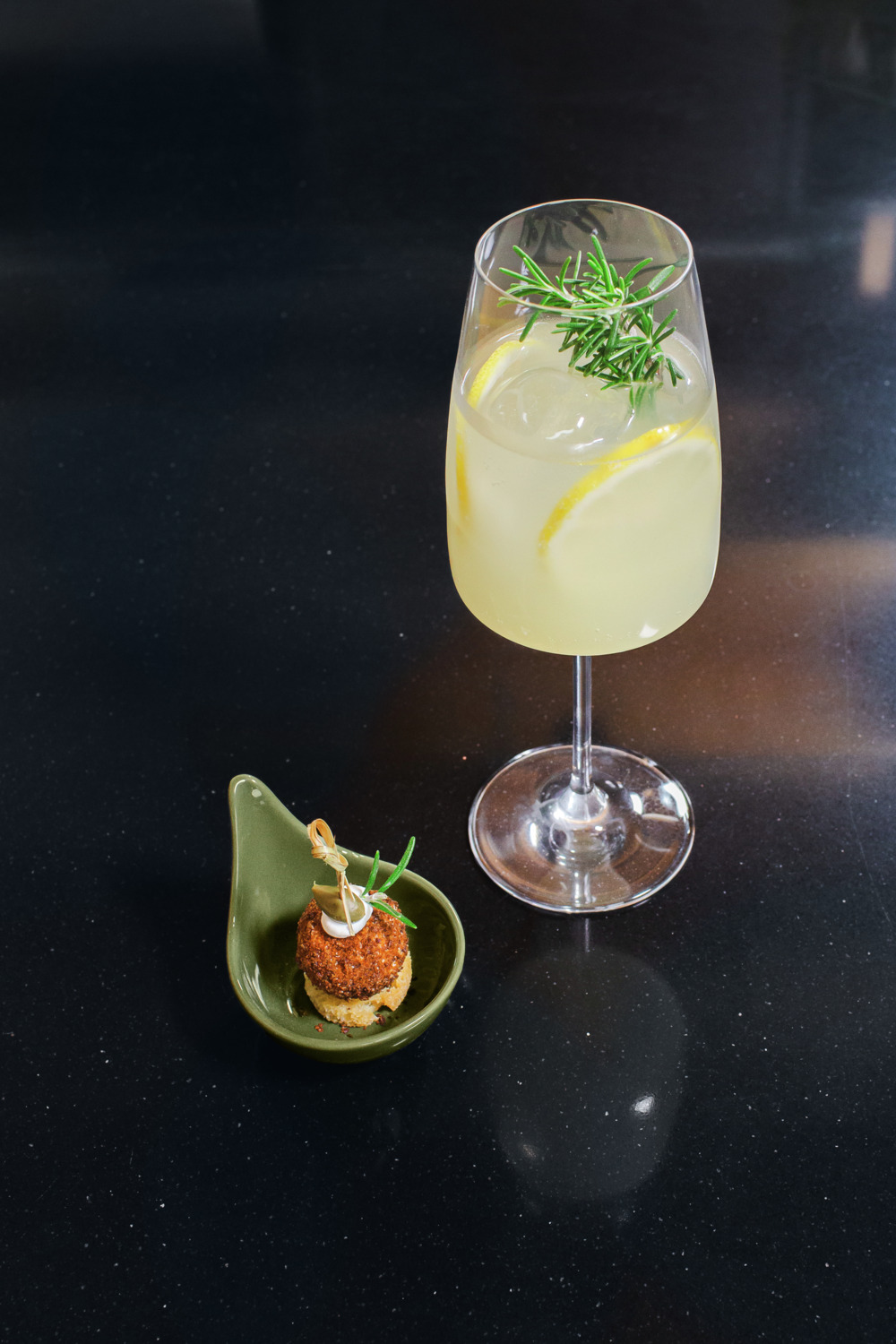 Set de 6 pahare pentru vin alb VEGA Lotta, 420ml din cristal, inaltime 22cm, design purist modern cu tija filigranata, rezistente la masina de spalat vase