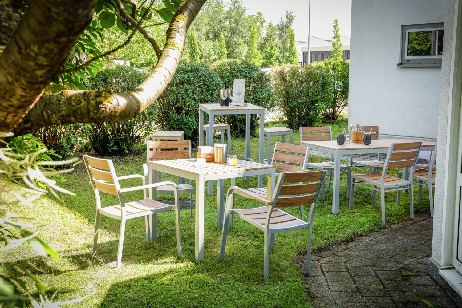 PULSIVA Resistance Outdoor Bar Table, 70x70x110 cm, Square Teak-Look Plastic Top, Powder-Coated Aluminium Frame, Weatherproof and UV Resistant