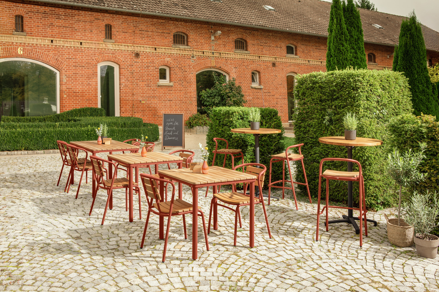 Set de 2 scaune de bar exterioare VEGA Zolia, cadru aluminiu Russet, scaune din lemn de teak masiv, 50x50x95 cm, rezistente la intemperii FSC