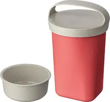koziol koziol »ideas for friends GmbH Reusable container Snackpot Buddy Mehrwegbehälter Snackpot Buddy Reusable container Snackpot Buddy; 700 ml, 10.4x17.5 cm (ØxH); red; round; 6 piece / pack Mehrwegbehälter Snackpot Buddy; 700 ml, 10.4x17.5 cm (ØxH); rot; rund; 6 Stück / Pack The innovative snack pot is made of purely biocircular plastic and wood fibers. The plastic is produced exclusively from used sunflower and rapeseed oil from industry and gastronomy. The wood fibers are obtained from paper production scrap and trees that are felled as part of forest management. Its practical insert and lid makes it ideal for takeout use. Provides reliable temperature resistance between -10 °C and +100 °C. BPA-free, melamine-free, microwaveable, leakproof and suitable for dishwashers. Der innovative Snackpot besteht aus rein biozirkulärem Kunststoff und Holzfasern. Der Kunststoff wird ausschließlich aus benutztem Sonnenblumen- und Rapsöl aus Industrie und Gastronomie gewonnen. Die Holzfasern werden aus Bäumen gewonnen, die bei der Forstpflege anfallen sowie aus Resten der Papierherstellung. Ideal geeignet für den Take-away Bereich mit praktischem Einsatz und Deckel. Die Temperaturbeständigkeit ist zwischen -10°C und +100°C zuverlässig gewährleistet. BPA frei, melaminfrei, mikrowellengeeignet, auslaufsicher, schwappsicher und spülmaschinengeeignet.