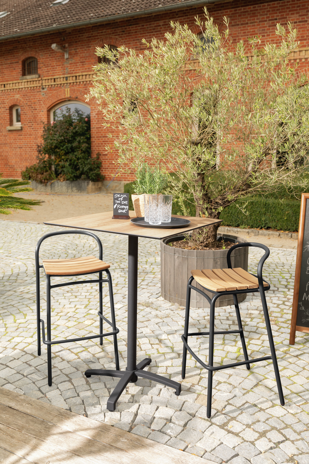 Set de 2 scaune bar exterioare VEGA Zolia, cadru aluminiu si lemn de teak masiv, 50x50x95 cm, rezistente la intemperii, maro si negru