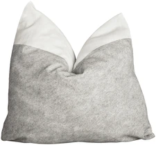 ERWIN M. LUSINI Solutions GmbH Cushion cover Schneespitze Kissenhülle Schneespitze Cushion cover Schneespitze; 50x50 cm (WxL); grey/white Kissenhülle Schneespitze; 50x50 cm (BxL); grau/weiß 100% cotton. Weight approx. 200 g/m². With a pleat down the middle, this two-tone cushion cover transforms into a snow-capped peak. To achieve this effect, the decorative cushion cover should be paired with a feather cushion. Zip fastening for quick and easy fitting. Supplied without filling. 100 % Baumwolle. Gewicht ca. 200 g/m². Mit einer Falte in der Mitte wird aus dieser zweifarbigen Kissenhülle ein Berg mit beschneiter Spitze. Um diesen Effekt erzielen zu können, sollte die Dekokissenhülle mit einem Federkissen kombiniert werden. Reißverschluss für schnelles beziehen. Lieferung ohne Füllung.