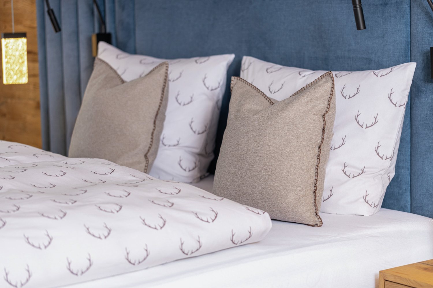 Fața de pernă LUSINI Enns, 100% bumbac percale, 65 x 100 cm, Design cu antlers, Bej/Maro închis, Fermoar rezistent, 144 TC
