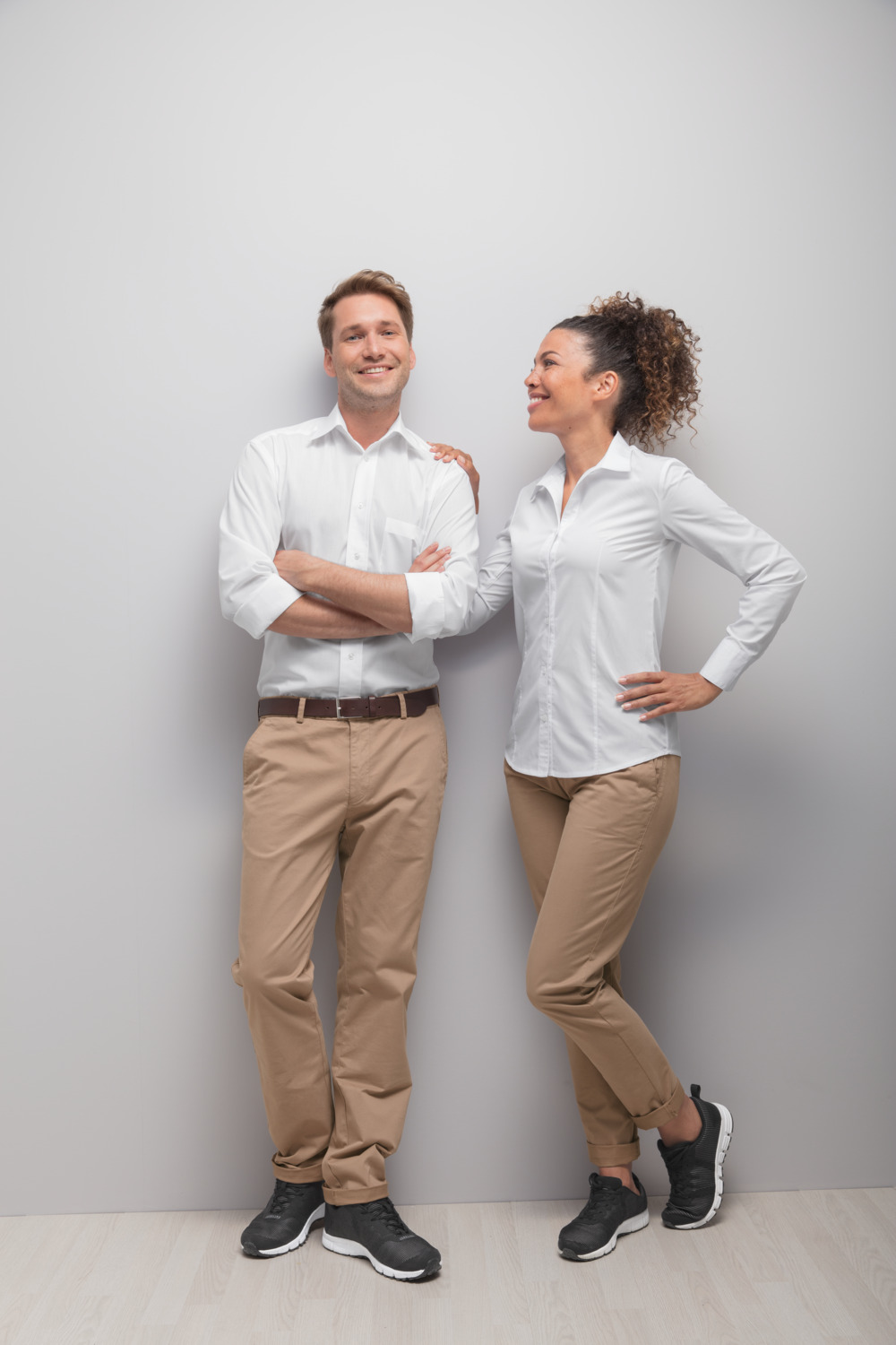 Pantaloni Chino Jobeline pentru Barbati, Croiala Stramta cu Picior Drept, 97% Bumbac 3% Spandex, cu Buzunar pentru Stilou si Elastic la Talie, Bej