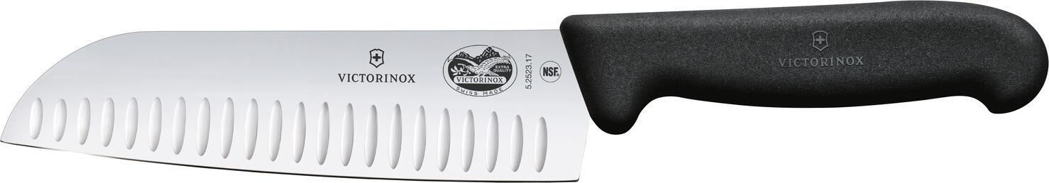 Victorinox Victorinox AG Santoku knife Fibrox straight bolsters Santokumesser Fibrox gerade Kullen Santoku knife Fibrox straight bolsters; Blade length 17 cm, 29.7 cm (L); silver/black Santokumesser Fibrox gerade Kullen; Klingenlänge 17 cm, 29.7 cm (L); silber/schwarz From professionals for professionals Non-slip handles guarantee safe working Particularly high edge retention for a long service life Outstanding sharpness and maximum stability The Fibrox collection was developed for professional chefs, but is also popular with amateur chefs due to its optimum performance and precise cuts. The non-slip, ergonomic handles sit comfortably in the hand and are easy on the wrist. This makes cooking and cutting fun! Extra-sharp stainless steel blades glide through even the thickest cuts of meat and sophisticated special knives handle a variety of kitchen tasks - from filleting fish to glazing cakes. Material handle: Thermoplastic elastomers (TPE) combine the easy processing of thermoplastics with the advantages of elastomers. They are extremely flexible even at high temperatures, very robust and have high impact and notch resistance even at low temperatures. TPE materials can withstand temperatures of up to 110°C. Von Profis für Profis Rutschfeste Griffe garantieren sicheres Arbeiten Besonders hohe Schnitthaltigkeit für eine lange Lebensdauer Hervorragende Schärfe und maximale Stabilität Die Fibrox Kollektion wurde für Profiköche entwickelt, ist aber auch bei Hobbyköchen aufgrund ihrer optimalen Performance und präzisen Schnitte beliebt. Die rutschfesten, ergonomischen Griffe liegen gut in der Hand und schonen das Handgelenk. So machen Kochen und Schneiden Spaß! Extra scharfe Klingen aus rostfreiem Stahl gleiten selbst durch die dicksten Fleischstücke und ausgereifte Spezialmesser erledigen verschiedene Küchenaufgaben – vom Filetieren von Fisch bis zum Glasieren von Torten. Material Griff: Thermoplastische Elastomere (TPE) kombinieren die einfache Verarbeitung von Thermokunststoffen mit den Vorteilen von Elastomeren. Sie sind auch bei hohen Temperaturen extrem flexibel, sehr robust und besitzen sogar bei niedrigen Temperaturen eine hohe Schlag- und Kerbschlagfestigkeit. TPE-Materialien halten Temperaturen von bis zu 110 °C stand.